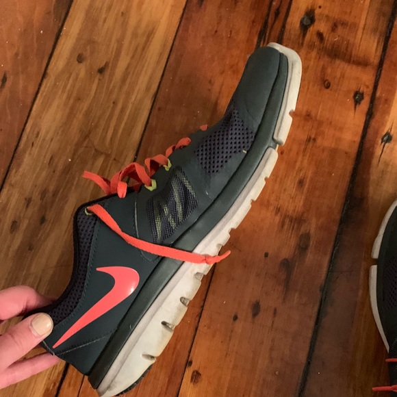 Nike Gray & Pink Sneakers - Picture 3 of 5